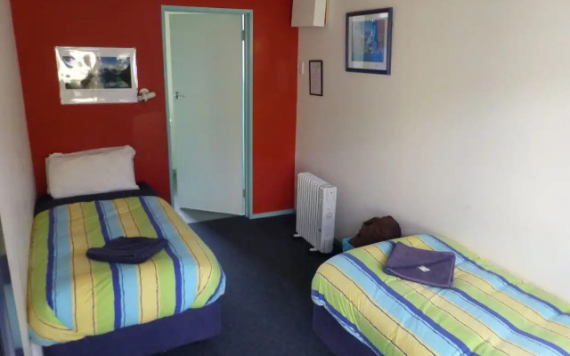 Sequoia Lodge & Backpackers