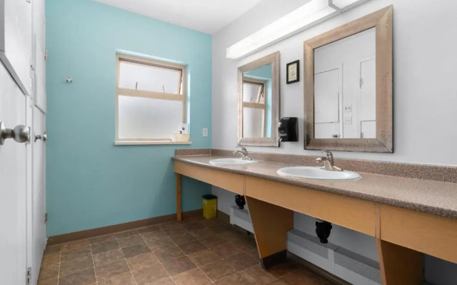 Squamish Adventure Inn & Hostel