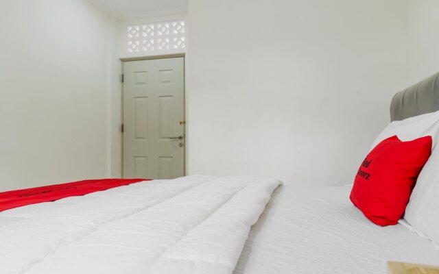 RedDoorz Plus near UPN Veteran Jakarta