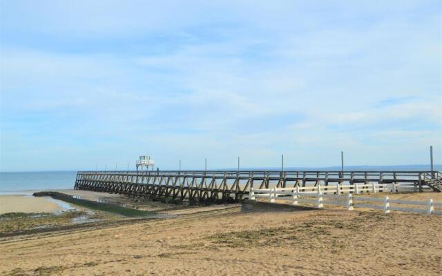 L'escalier rouge - Maison rénovée avec cour