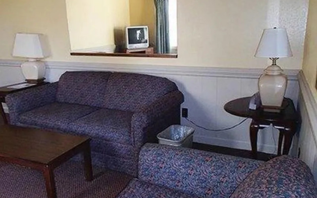 Rodeway Inn & Suites Plymouth