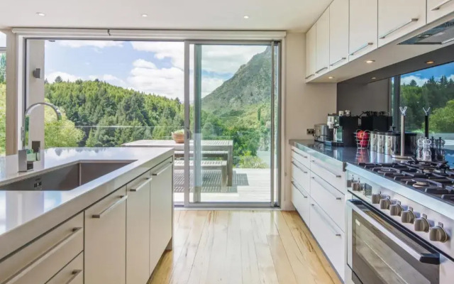 Riverview Retreat Holiday Home by MajorDomo