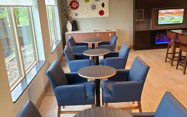 Holiday Inn Express & Suites Sheldon by IHG
