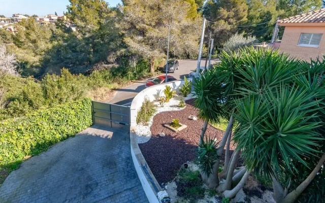 Delightful Villa in Canyelles wth Swimming Pool