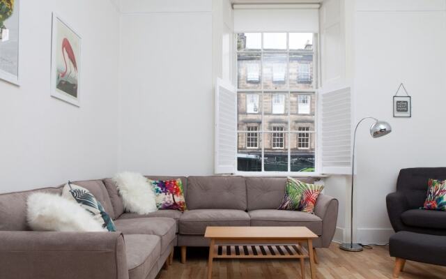 Comfy Flat for 5 in Edinburghs Lively New Town