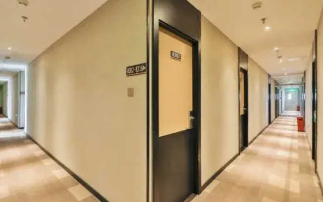 Super 8 Hotel (Beijing Nanyuan Heyi Subway Station Store)