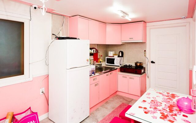 Nanu Guesthouse Pink Female Only