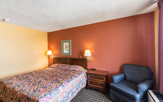 Econo Lodge Inn & Suites