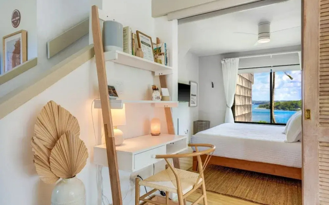 Kahakai Cliffside 2 Bedroom Condo by RedAwning
