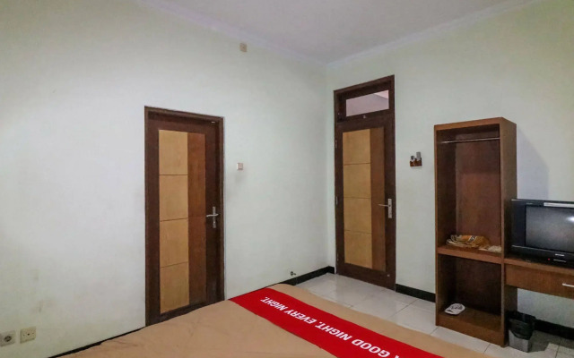 OYO 512 Ndalem Mantrijeron Hotel