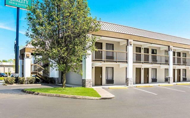 Farragut Inn & Suites