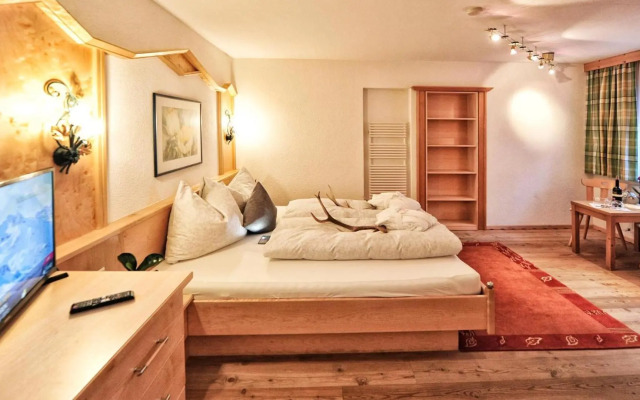 Mountain Apartments - living by Salner