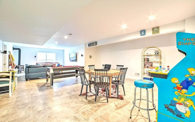 Bellaire Home w/ Game Room & On-site Snow Trails!