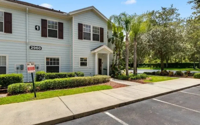 4 Bedrooms S / Lucaya Village Townhouse by RedAwning