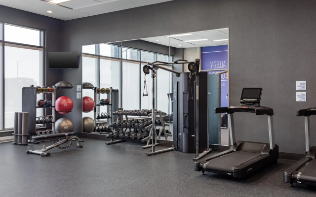 Holiday Inn Express Montreal Airport - St-Laurent by IHG