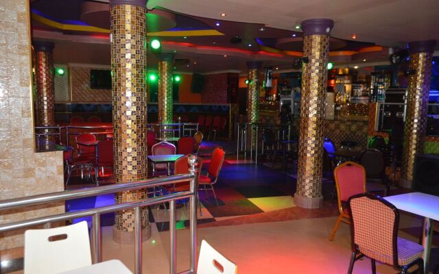 Super Paradise Hotel