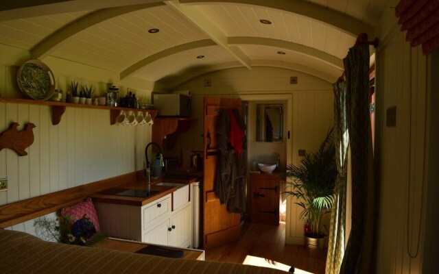 Shephards Hut With Hot Tub in the Cotswolds