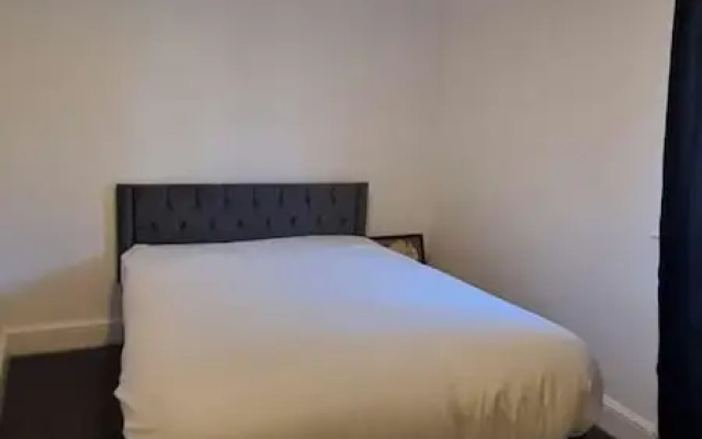 Gillingham 4-bed Stay - Wifi, Parking, Ldn Access