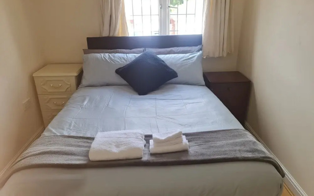 Stunning 4-bed House in Walsall