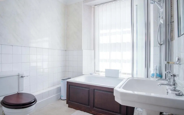 5 Belle Vue Court - 2 Bedroom Apartment - Tenby