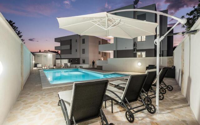 Villa Star 4 luxury apartment with a pool