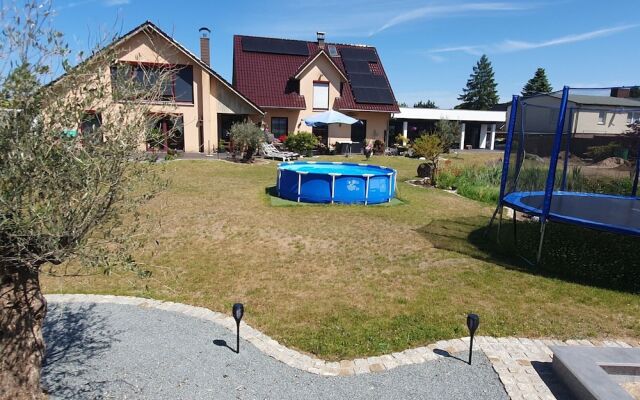 Reizendes Ferienhaus mit Swimmingpool Naehe Ostsee