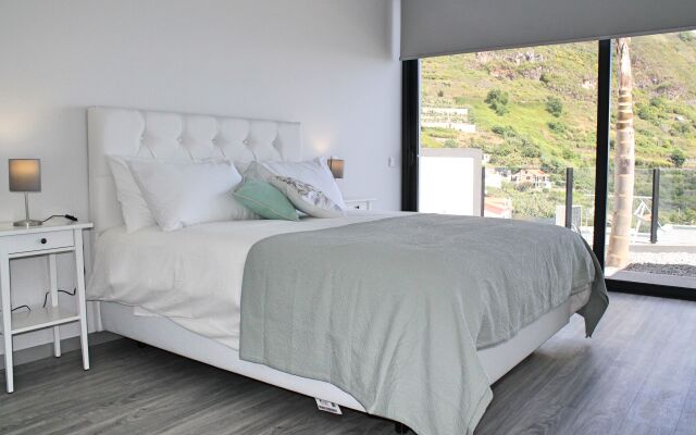 Beautiful modern villa, A/C, heated pool, sea-view | Calheta Charm