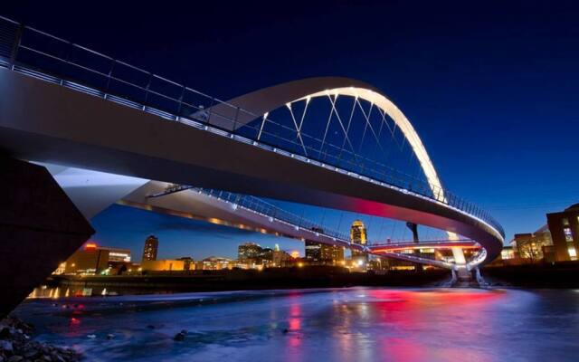 King Bed Free Parking Gym Views