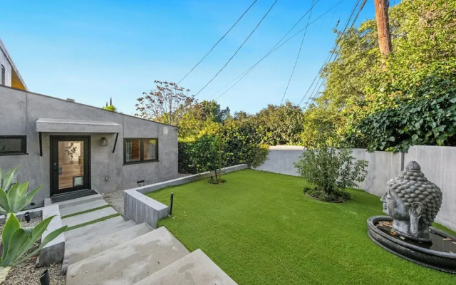 Farley Court - Stylish Hillside Residence With Stunning Views