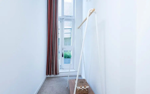 Sleek, Stylish 2BR Home in Shoreditch