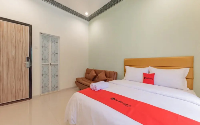 RedDoorz Plus Near Rsud Gunung Jati Cirebon