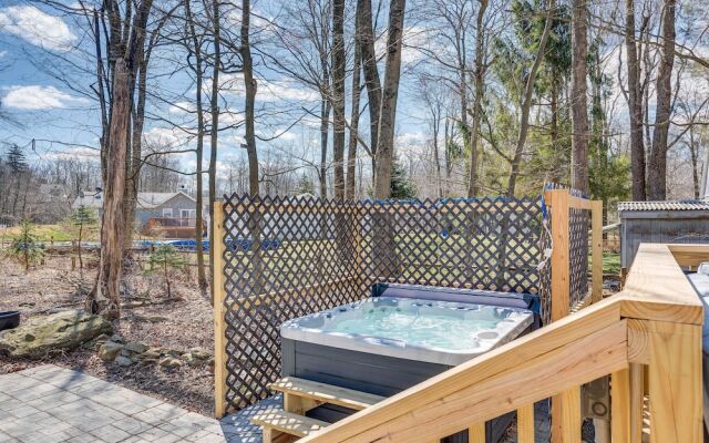 Chic Coolbaugh Township Getaway w/ Hot Tub!