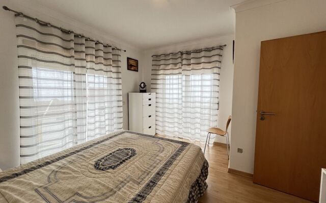 Salmon Villa near São Martinho do Porto