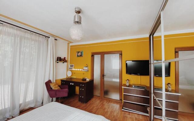 A cheerful 3bedroom villa, with free parking.
