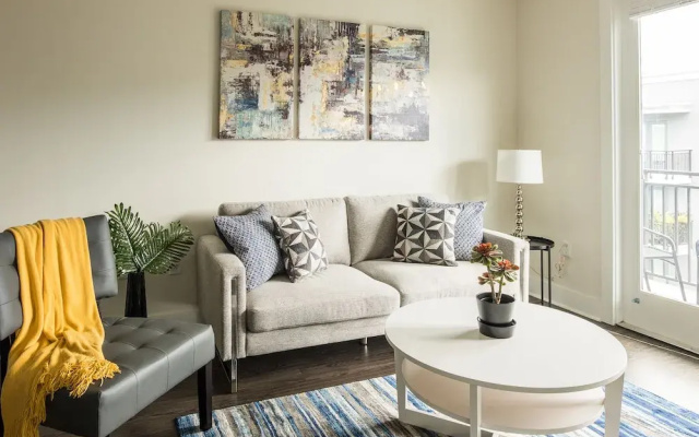 1 BR International Plaza Apt by Frontdesk