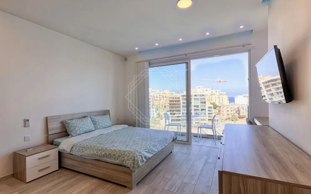 Seafront Penthouse Triplex- Roof Terrace & Hot Tub