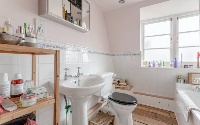 Spacious and Colourful 2 Bedroom Flat in Lambeth