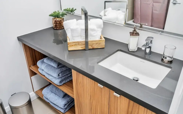QuickStay Yorkville Condo - Yonge & Bloor