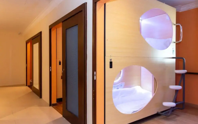 Momostay Capsule Hotel