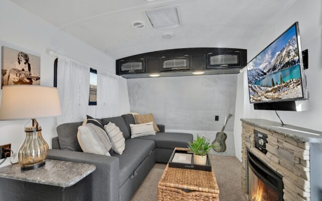 Lucinda Luxury RV With Hot Tub