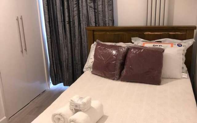 Stunning 1-bed Apartment With En-suite in Strood