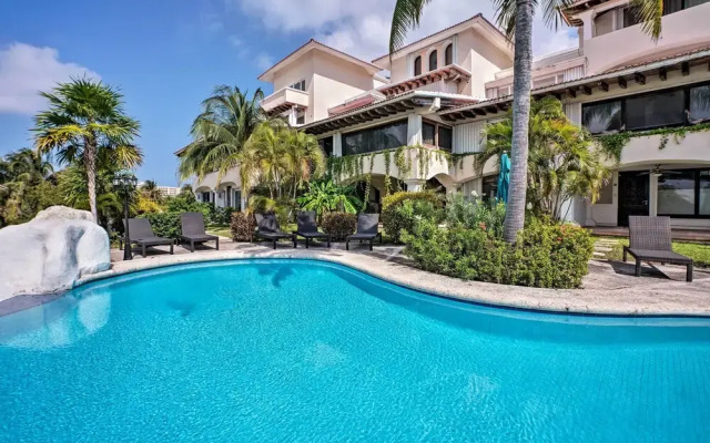Updated Oceanside Townhome w/ Pool: Walk to Beach!