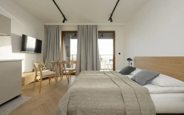 Horse Racing View 8th Floor by Renters