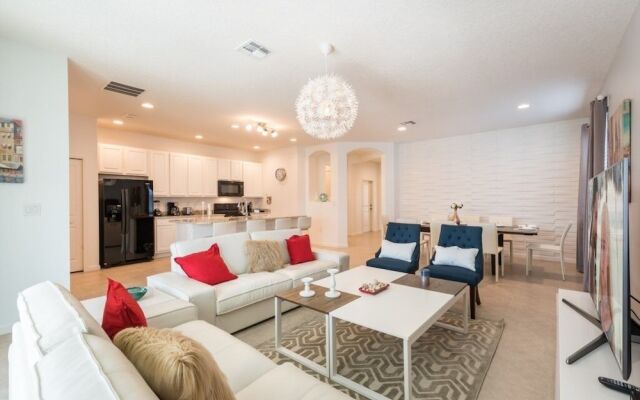 4-bedroom House w/ Private Pool - Great Location Home