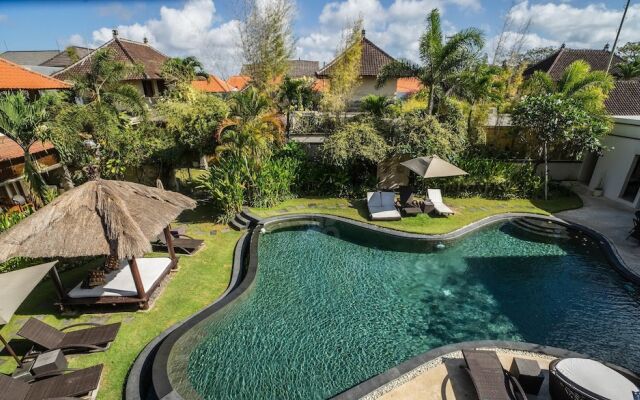 16 bedroom villa river side Legian