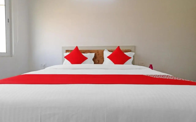 OYO 87366 Hotel Safari Inn