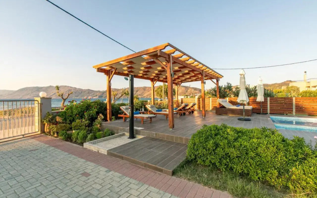 Niovi Seaside Suites