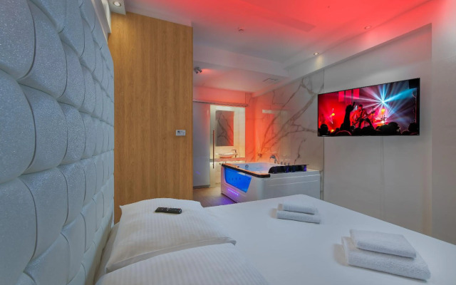 Hotel Aura Design & Garden Pool