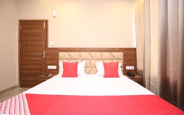 OYO 27743 Hotel Platina