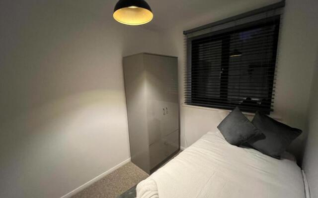 Impeccable 2-bed Apartment in Grays, London